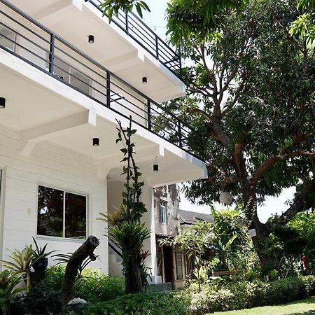 Bangcusay Location One Eighty Bed & Breakfast エクステリア 写真